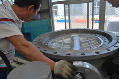 上海機(jī)電產(chǎn)品質(zhì)檢測試員正在對滬工產(chǎn)品進(jìn)行檢測