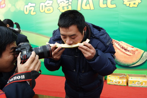 2011 年華亭鎮(zhèn)新春鬧元宵活動(dòng)-吃哈密瓜比賽(圖六)