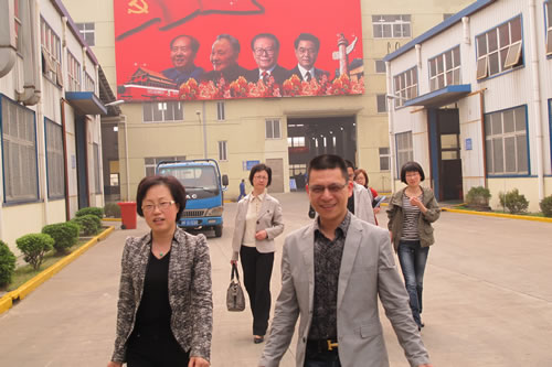 中共嘉定區(qū)委統(tǒng)戰(zhàn)部副部長、中共嘉定區(qū)工商聯(lián)黨組書記陳蘊(yùn)珠女士在我廠董事長楊猛陪同下視察滬工工作