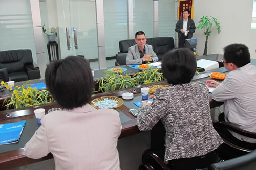 我廠董事長楊猛先生向陳部長一行匯報(bào)滬工工作