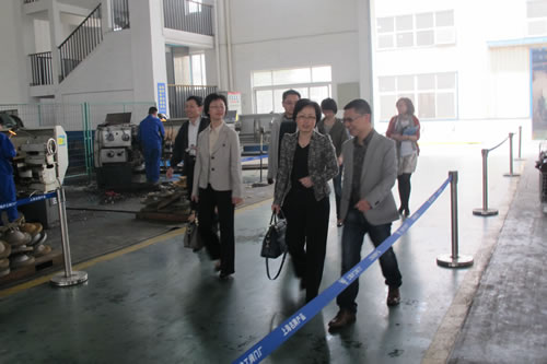 在我廠董事長楊猛先生引領(lǐng)下,陳部長一行視察參觀滬工閥門產(chǎn)業(yè)園