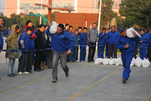 上海滬工閥門廠第二屆職工運(yùn)動(dòng)會(huì)螞蟻搬家(背沙包)比賽(圖12)