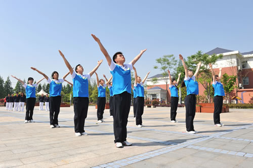 上海滬工閥門廠(集團(tuán))有限公司青年員工-華亭鎮(zhèn)2012年體育健身“月月賽”第九套廣播體操選拔賽比賽現(xiàn)場(chǎng)圖片