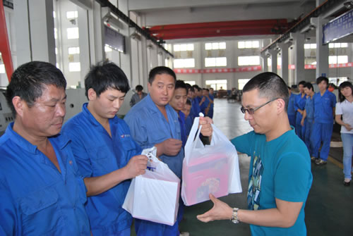 滬工黨委書記、董事長(zhǎng)楊猛慰問滬工生產(chǎn)一線員工