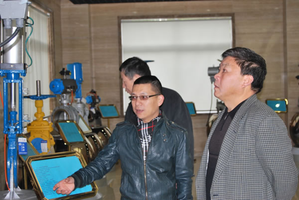 前嘉定區(qū)工商局局長、現(xiàn)任嘉定區(qū)商標(biāo)協(xié)會會長金耀祖在滬工閥門視察工作