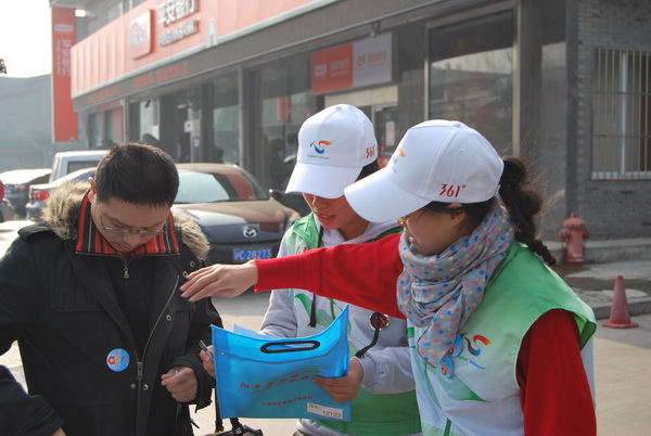 滬工志愿者在嘉定區博樂路開展“好心人幫好心人”募捐活動4