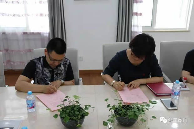 上海滬工閥門廠黨支部書記與華亭鎮幼兒園黨支部書記簽訂黨建結對共建協議書