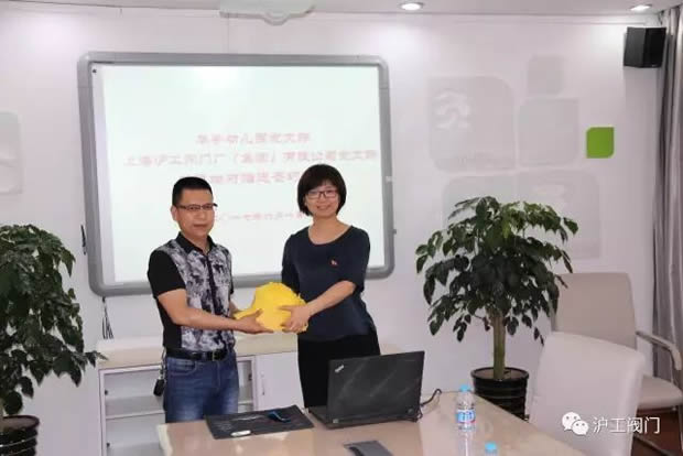 上海滬工閥門廠黨支部書記楊猛為華亭鎮 幼兒園送上六一兒童節禮物