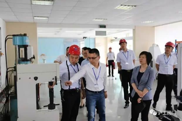 嘉定區(qū)副區(qū)長陸祖芳等領(lǐng)導(dǎo)一行蒞臨我公司視察指導(dǎo)工作(圖5)