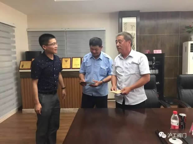 華亭鎮(zhèn)“兩新組織”黨總支七一前夕走訪慰問(wèn)滬工閥門困難黨員(圖3)