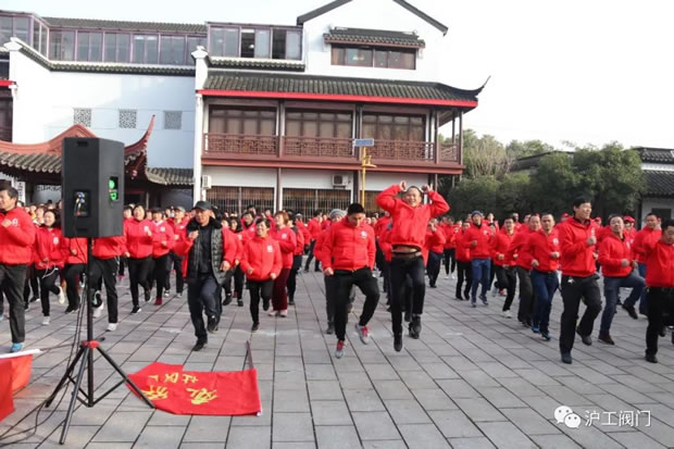 開跑前熱身 其樂融融